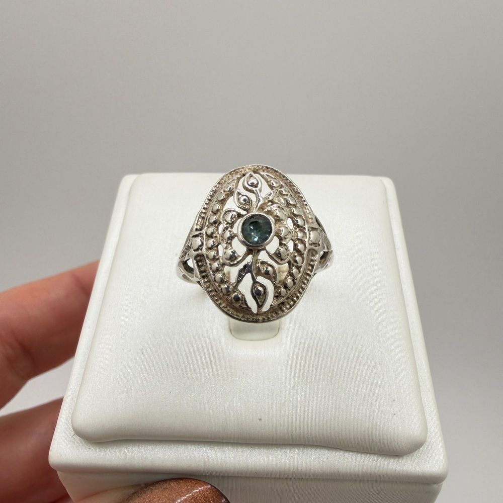Amazing edwardian-style sterling silver ring, w/ round cut aquamarine center!